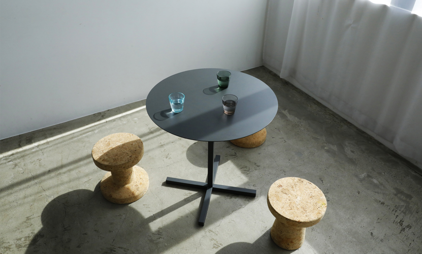 DUENDE デュエンデ SOLID STEEL DINER TABLE ROUND ソリッドスチールダイナーテーブル ラウンド DU330 カラー：ダークグレー デザイン：PERMANENT31