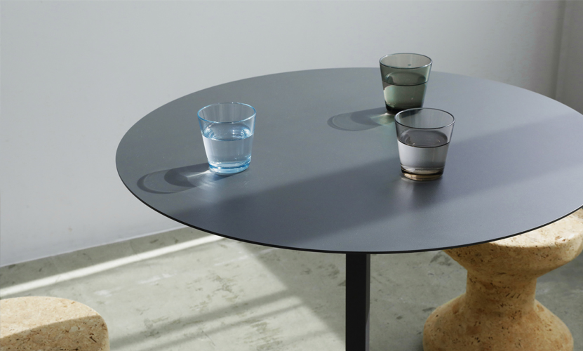 DUENDE デュエンデ SOLID STEEL DINER TABLE ROUND ソリッドスチールダイナーテーブル ラウンド DU330 カラー：ダークグレー デザイン：PERMANENT31