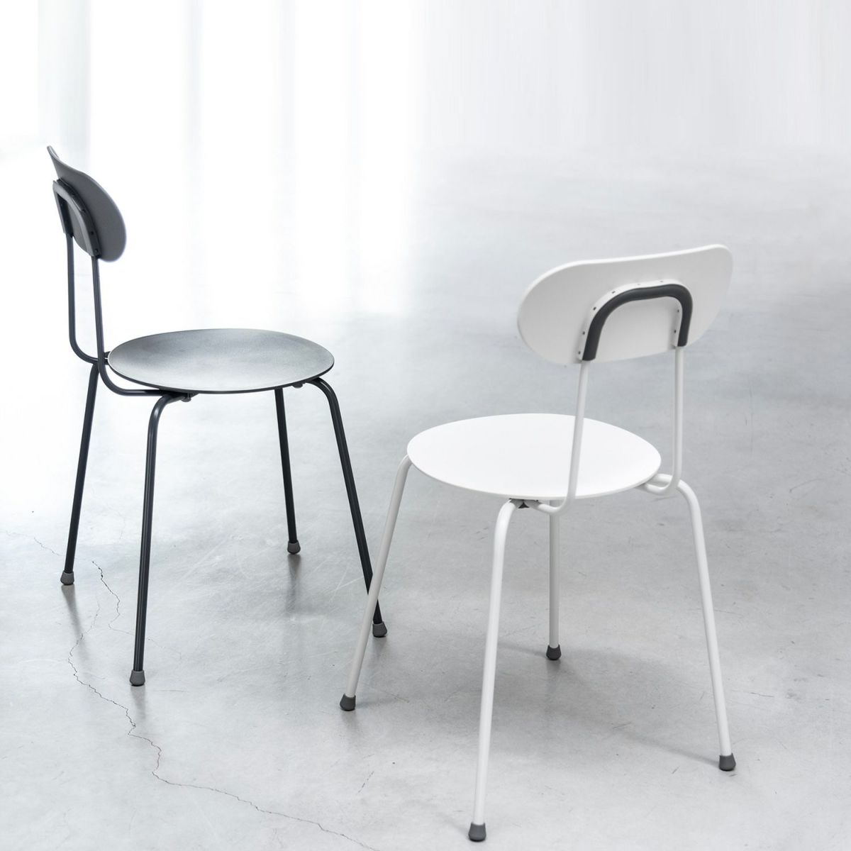 MAGIS マジス Mariolina Mono マリオリナ モノ ダイニングチェア スタッキング対応 カラー：グレーアンスラサイト（ブラック） ホワイト デザイン：エンツォ・マリ SD300