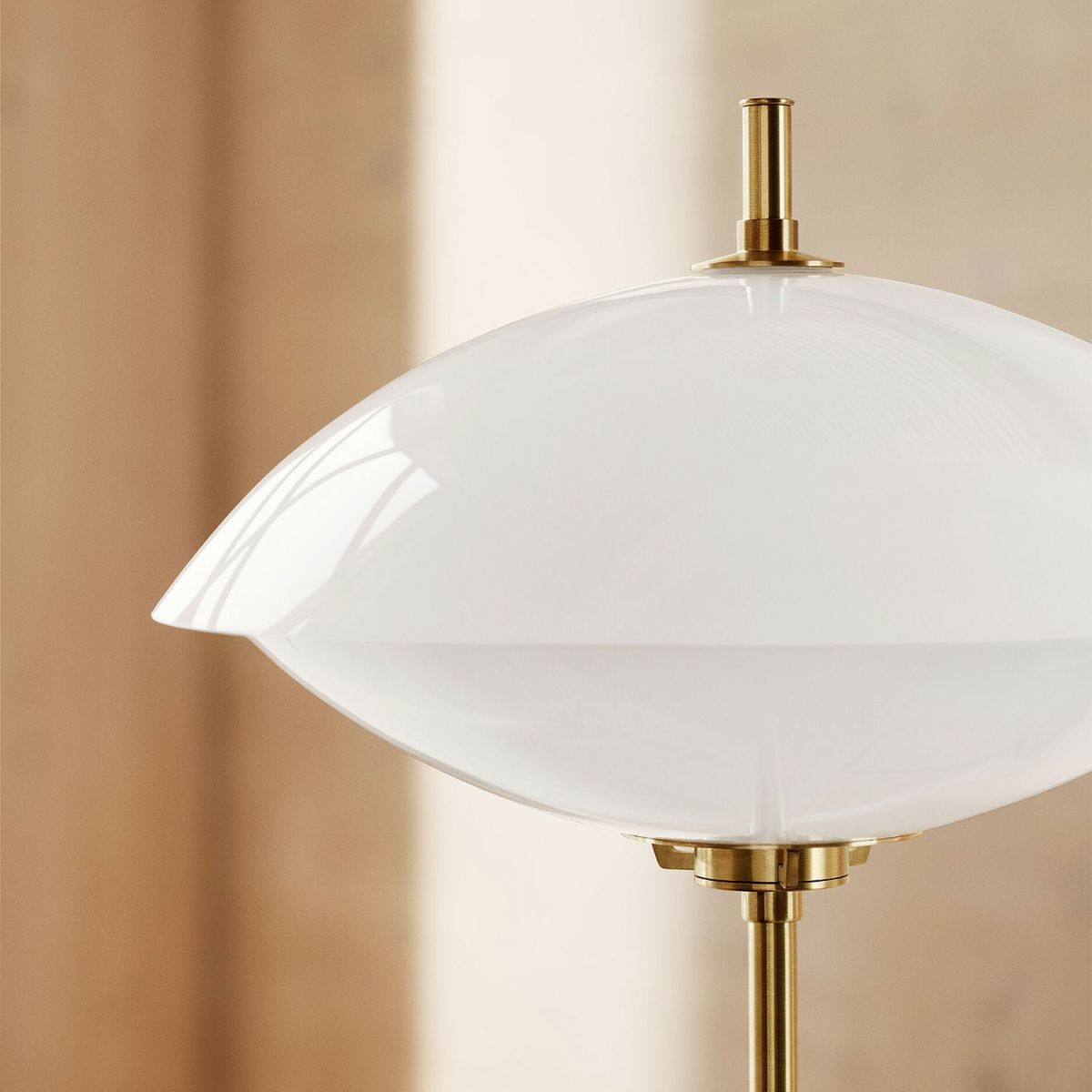 FRITZ HANSEN フリッツ・ハンセン CLAM FLOOR クラム フロアランプ カラー：オパールガラス デザイン：アーム＆ルンド