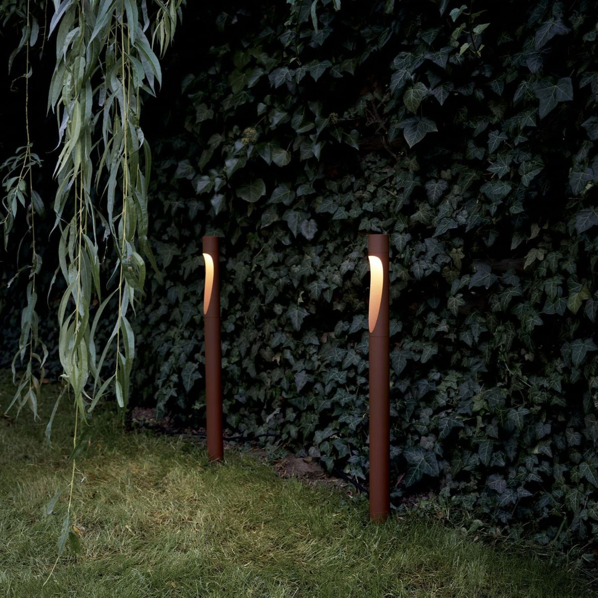 Louis Poulsen ルイスポールセン Flindt Garden Bollard フリント ガーデン ボラード ロング 2700K 屋外用 スパイク式 カラー：コールテン鋼色 デザイン：クリスチャン・フリント *電源ボックス含む