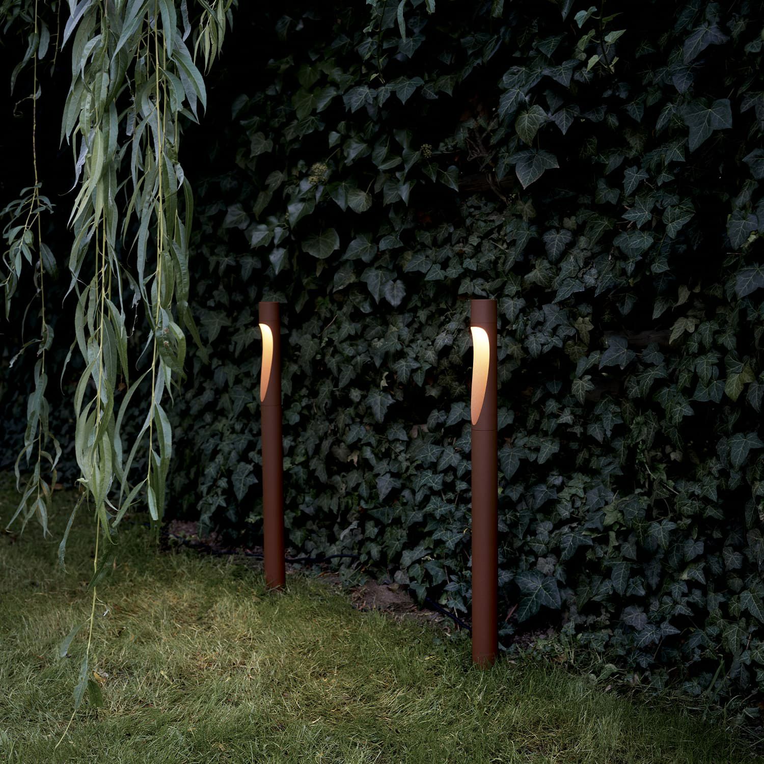 Louis Poulsen ルイスポールセン Flindt Garden Bollard フリント ガーデン ボラード ロング 2700K 屋外用 スパイク式 カラー：コールテン鋼色 デザイン：クリスチャン・フリント *電源ボックス含む