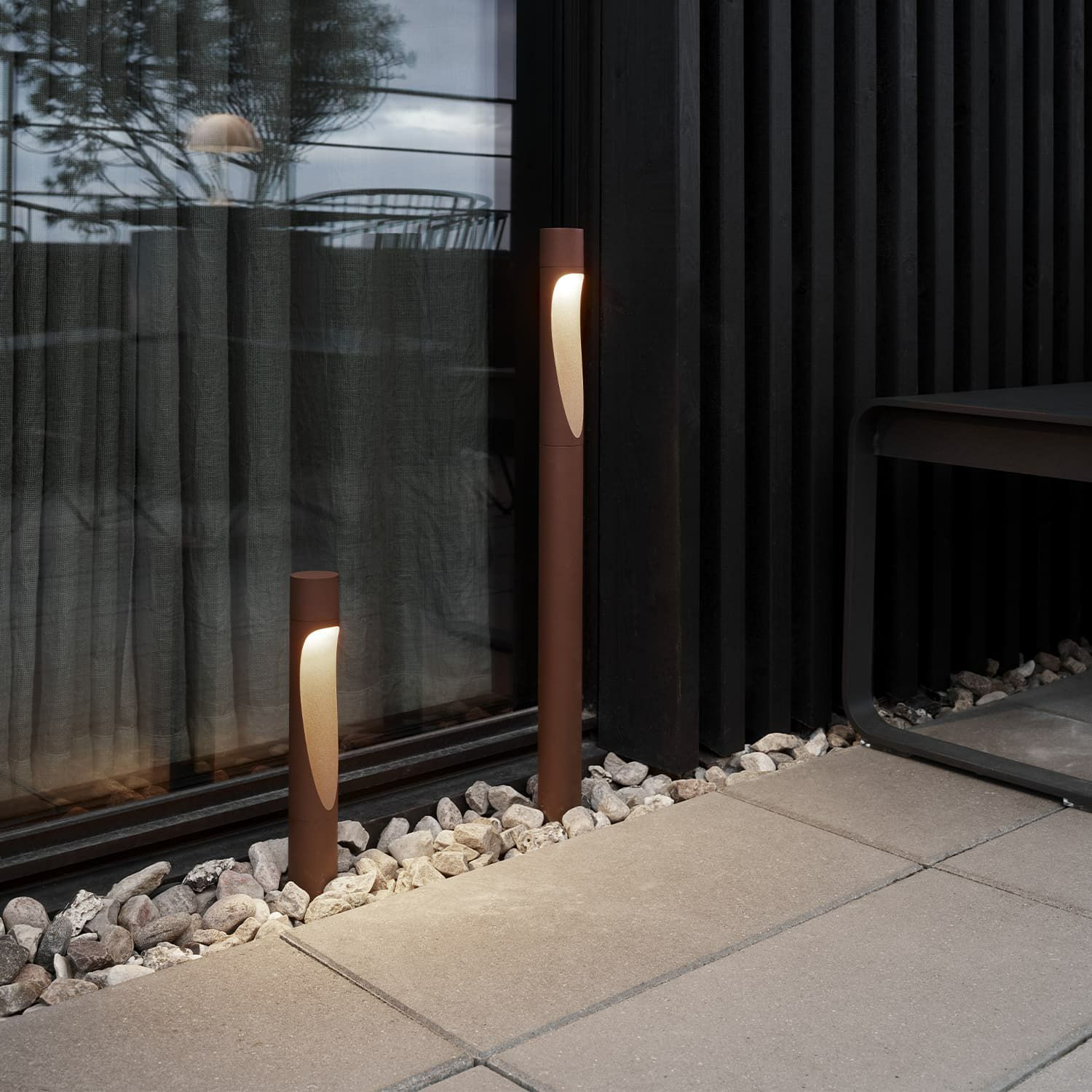 Louis Poulsen ルイスポールセン Flindt Garden Bollard フリント ガーデン ボラード ロング 2700K 屋外用 スパイク式 カラー：コールテン鋼色 デザイン：クリスチャン・フリント *電源ボックス含む