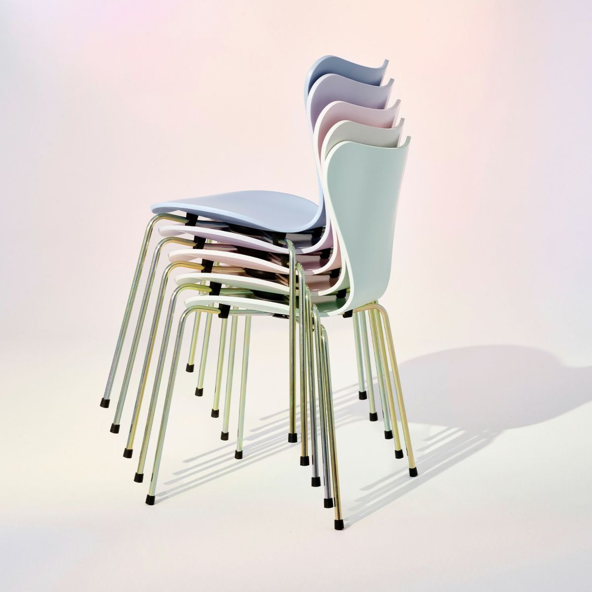 最大12脚までスタッキング可能