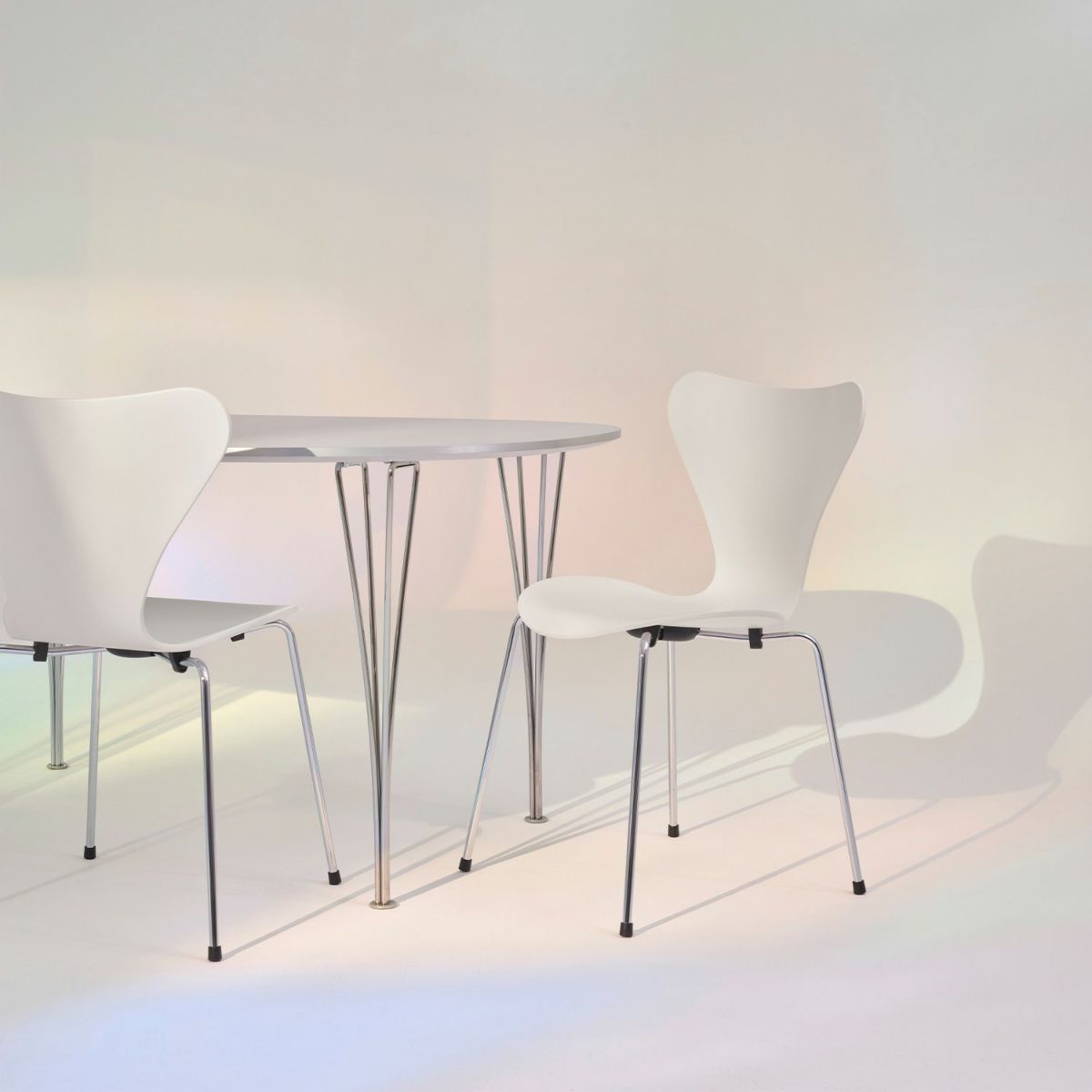 ベースには定番のクローム仕上げも用意