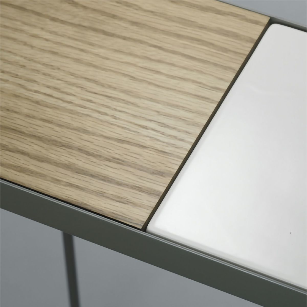 DUENDE デュエンデ COMPANION with Magazine Rack コンパニオン with マガジンラック サイドテーブル DU0036 DU0033 カラー：2色 デザイン：Peter Mac Cann