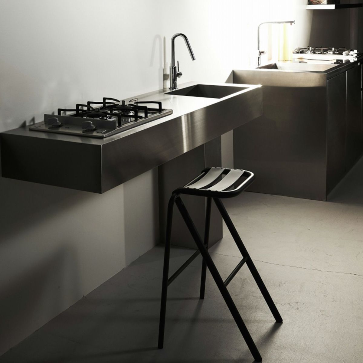 DUENDE デュエンデ BENT LOW STOOL ベント ロースツール DU0320 高さ：53cm カラー：2色 デザイン：岩元 航大