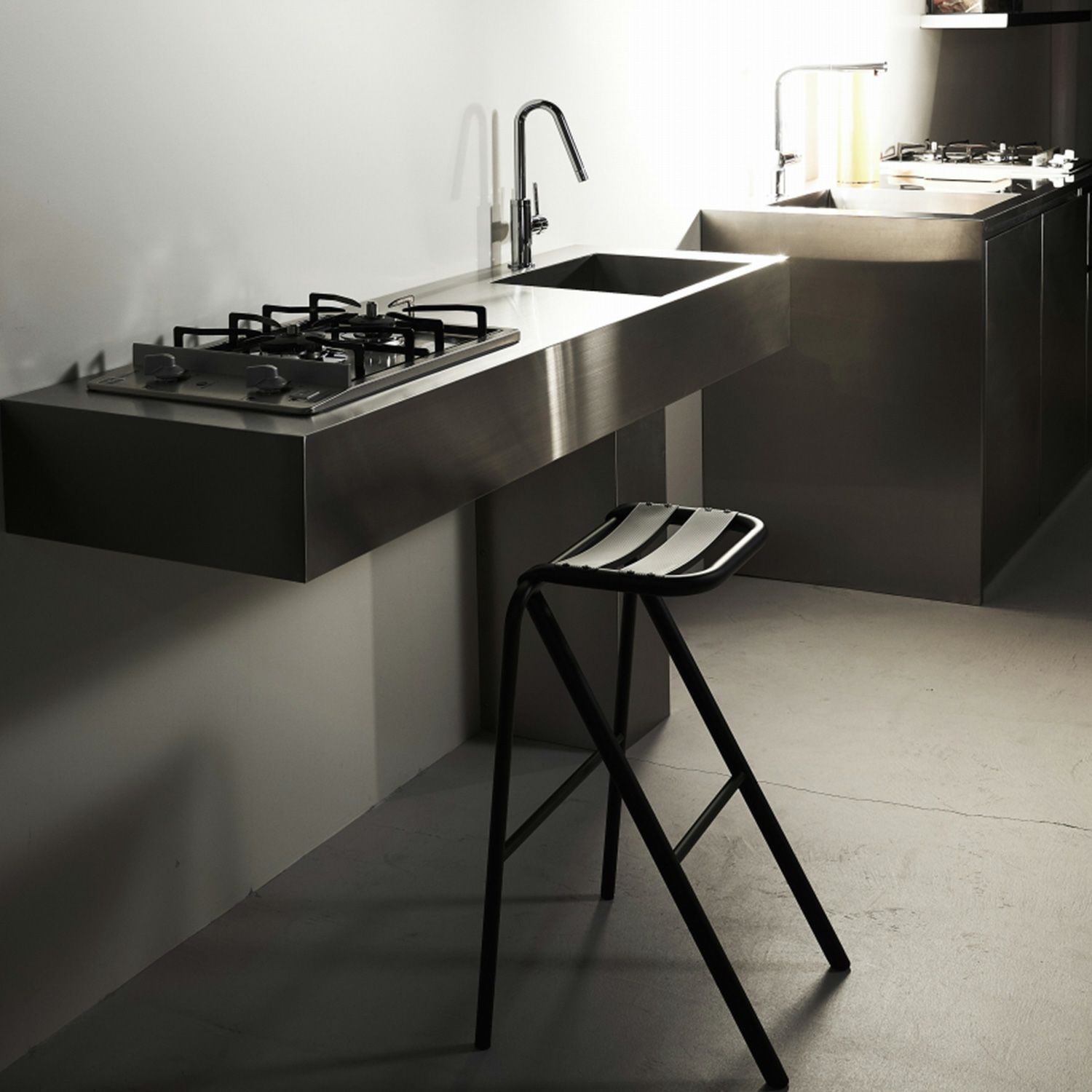 DUENDE デュエンデ BENT LOW STOOL ベント ロースツール DU0320 高さ：53cm カラー：2色 デザイン：岩元 航大