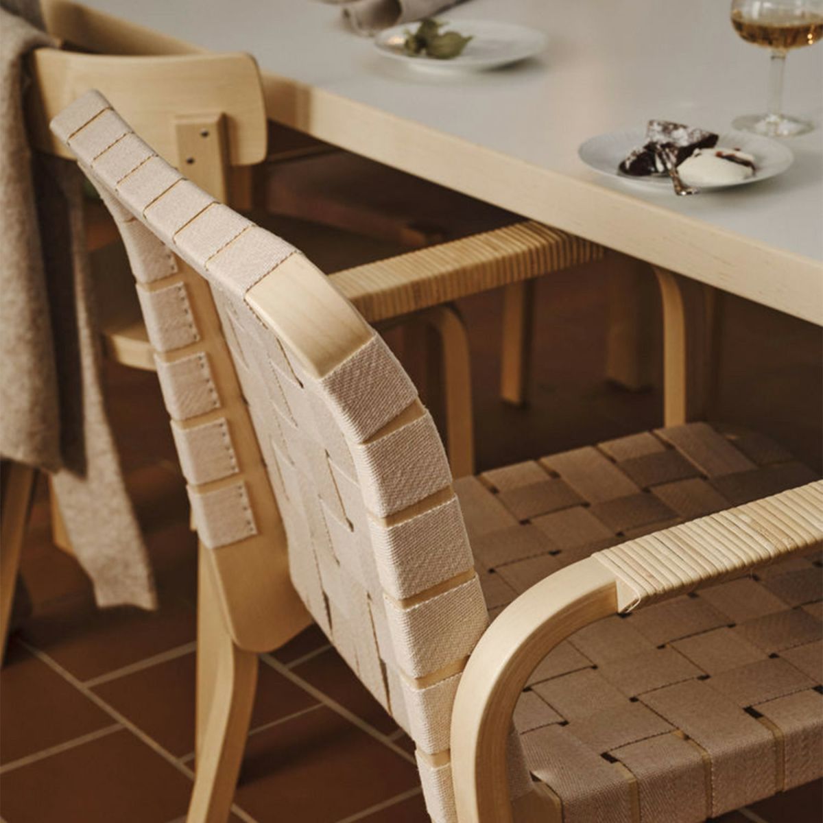 Artek アルテック 45 Armchair 45 アームチェア ラウンジチェア バーチ ナチュラルラッカー リネンウェビングテープ カラー：6色 アームレスト：ラタン巻き デザイン：アルヴァ・アアルト