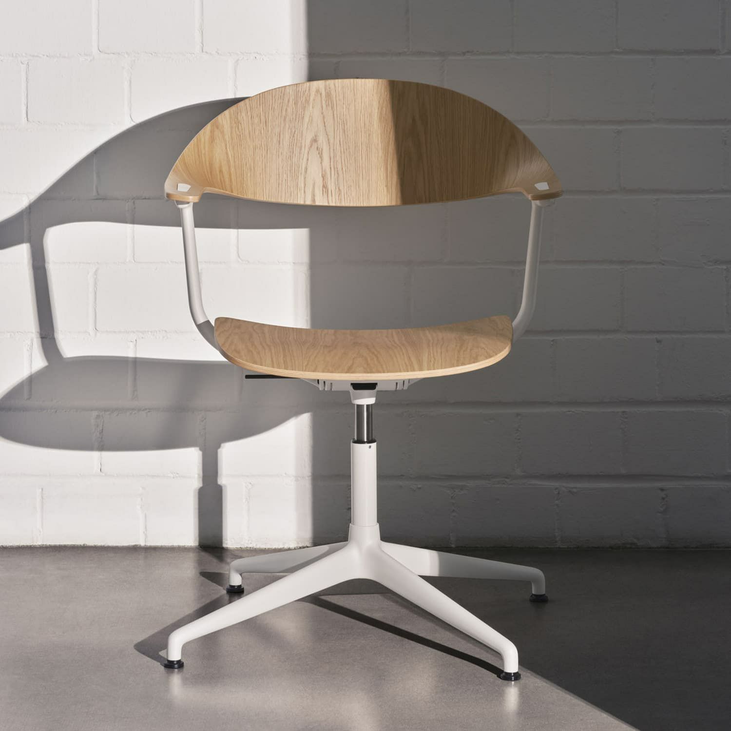 Vitra ヴィトラ Mynt ミント 4スターベース シート＆バックレスト：プライウッド ベースカラー：4色 デザイン：エルワン・ブルレック