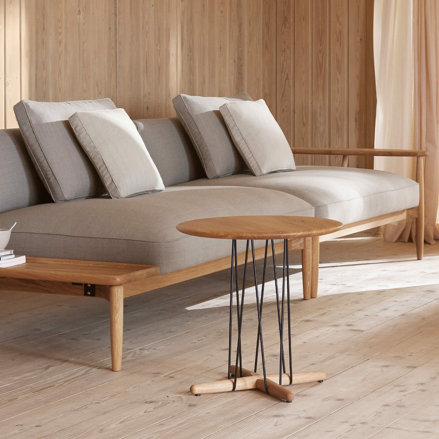 Carl Hansen & Son カール・ハンセン＆サン E021 Embrace Lounge Table エンブレイス ラウンジテーブル コーヒーテーブル サイズ：Φ48×H48cm オーク オイル仕上げ 支柱：ステンレス デザイン：Eoos イーオス