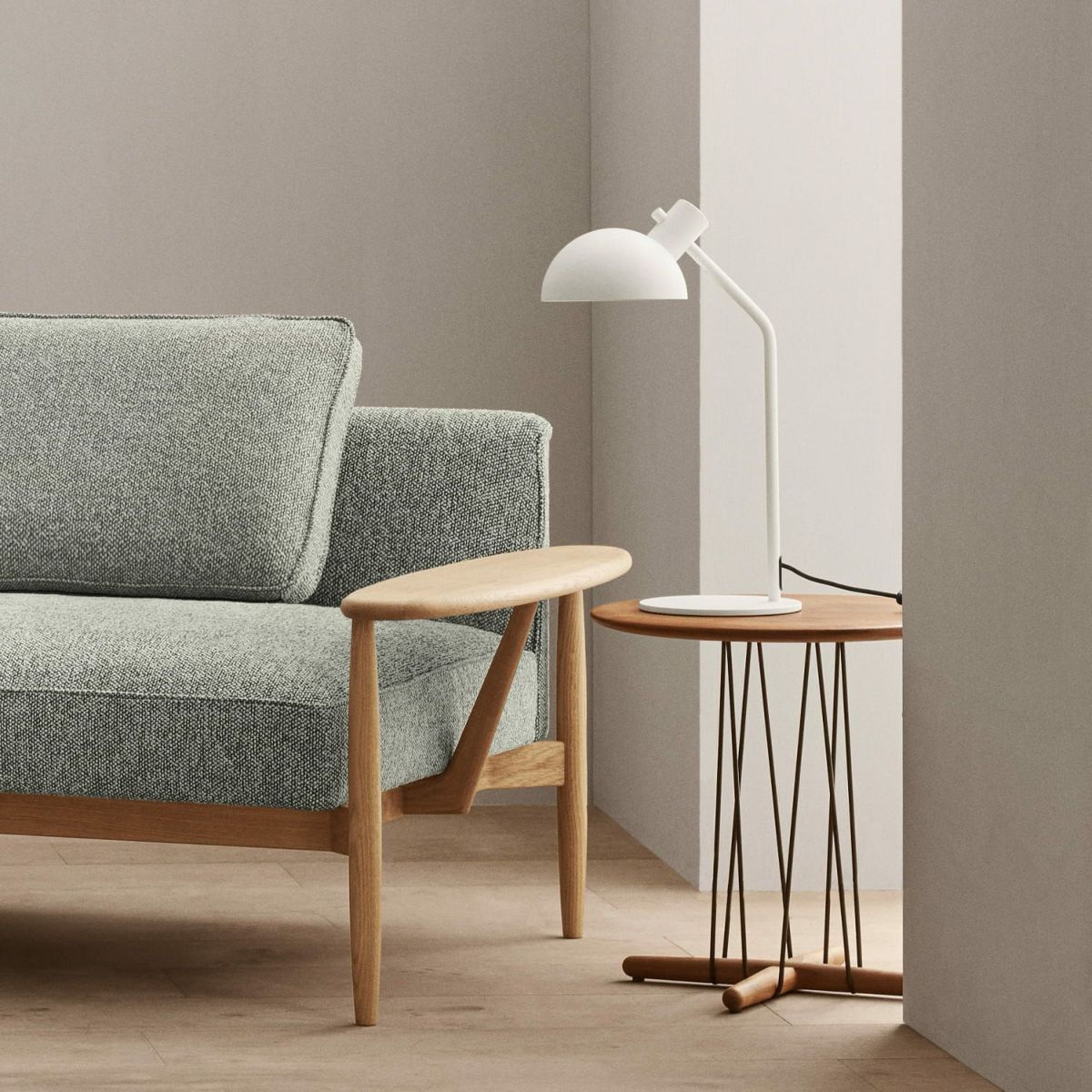 Carl Hansen & Son カール・ハンセン＆サン E021 Embrace Lounge Table エンブレイス ラウンジテーブル コーヒーテーブル サイズ：Φ48×H48cm オーク オイル仕上げ 支柱：ステンレス デザイン：Eoos イーオス