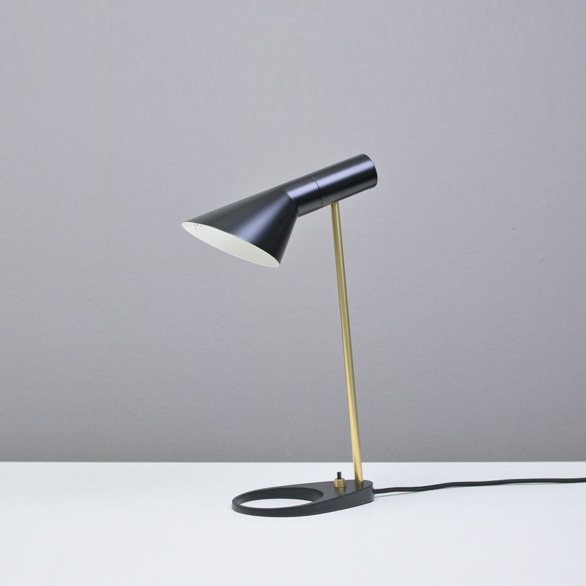 Louis Poulsen ルイスポールセン AJ Mini Table AJ ミニ テーブル テーブルランプ カラー：ブラック 真鍮ポリッシュ （無塗装） デザイン：アルネ・ヤコブセン
