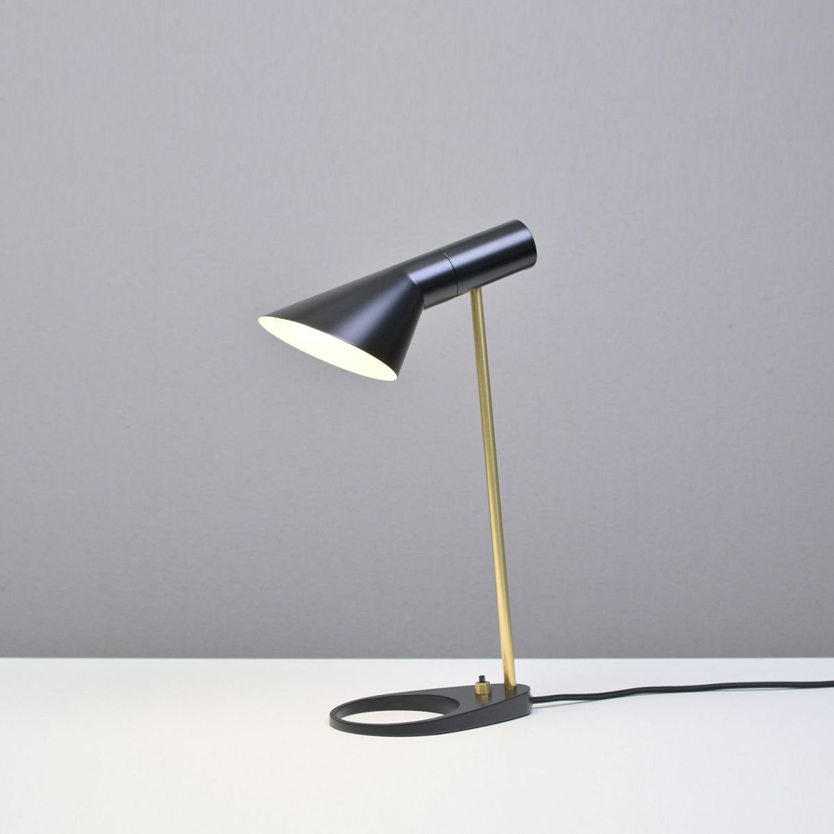 Louis Poulsen ルイスポールセン AJ Mini Table AJ ミニ テーブル テーブルランプ カラー：ブラック 真鍮ポリッシュ （無塗装） デザイン：アルネ・ヤコブセン