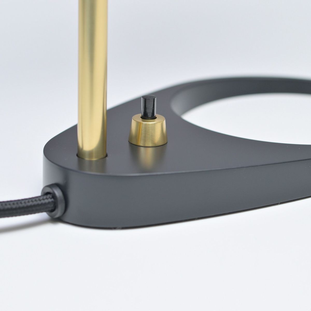 Louis Poulsen ルイスポールセン AJ Mini Table AJ ミニ テーブル テーブルランプ カラー：ブラック 真鍮ポリッシュ （無塗装） デザイン：アルネ・ヤコブセン