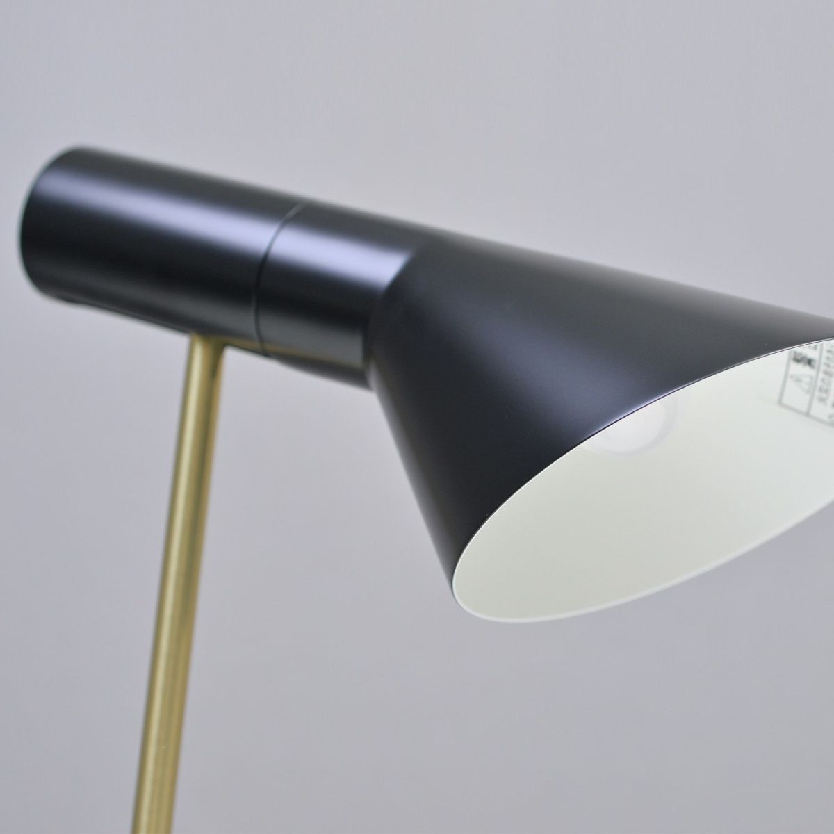 Louis Poulsen ルイスポールセン AJ Mini Table AJ ミニ テーブル テーブルランプ カラー：ブラック 真鍮ポリッシュ （無塗装） デザイン：アルネ・ヤコブセン