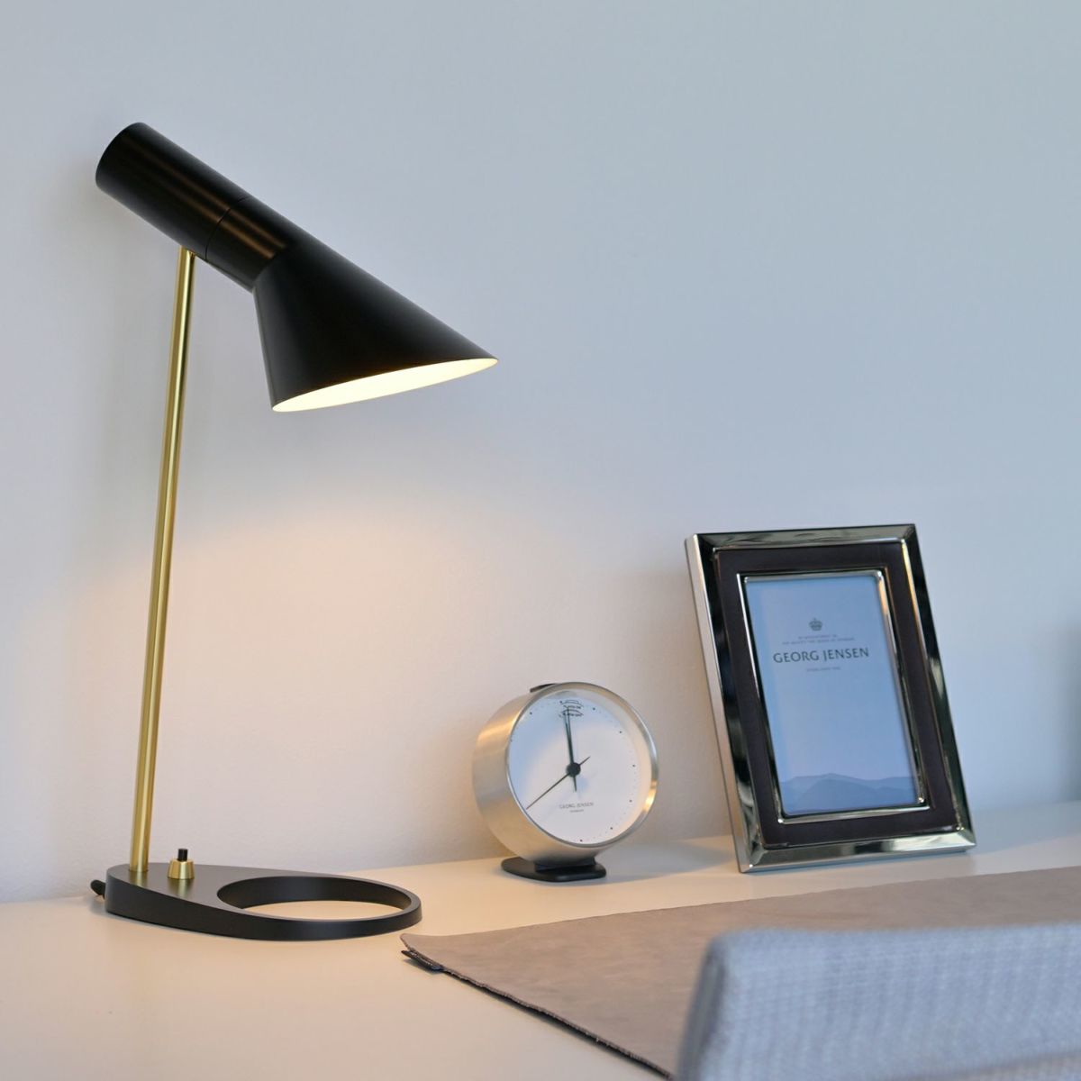 Louis Poulsen ルイスポールセン AJ Mini Table AJ ミニ テーブル テーブルランプ カラー：ブラック 真鍮ポリッシュ （無塗装） デザイン：アルネ・ヤコブセン