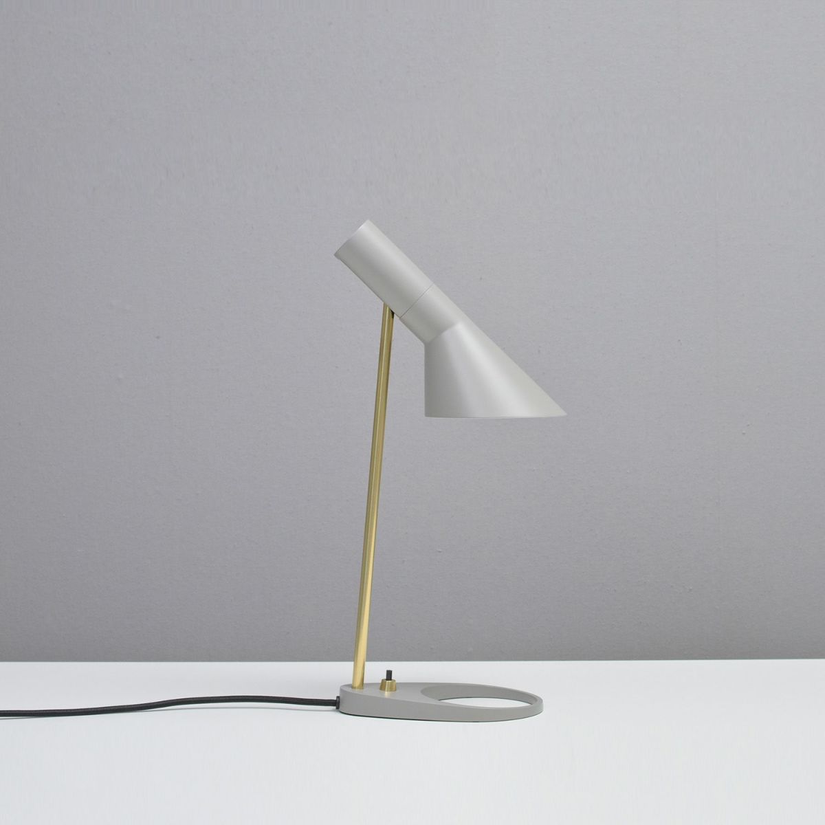 Louis Poulsen ルイスポールセン AJ Mini Table AJ ミニ テーブル テーブルランプ カラー：ブラック 真鍮ポリッシュ （無塗装） デザイン：アルネ・ヤコブセン