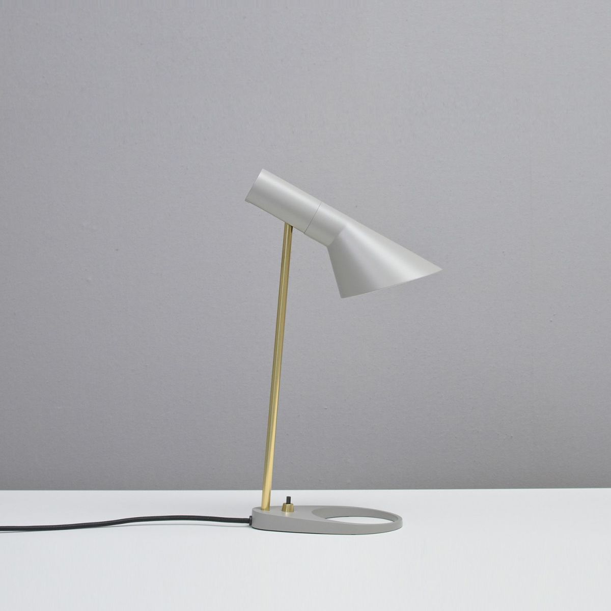 Louis Poulsen ルイスポールセン AJ Mini Table AJ ミニ テーブル テーブルランプ カラー：ブラック 真鍮ポリッシュ （無塗装） デザイン：アルネ・ヤコブセン