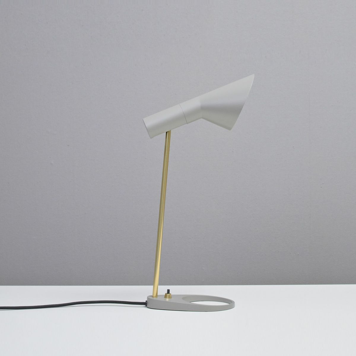 Louis Poulsen ルイスポールセン AJ Mini Table AJ ミニ テーブル テーブルランプ カラー：ブラック 真鍮ポリッシュ （無塗装） デザイン：アルネ・ヤコブセン