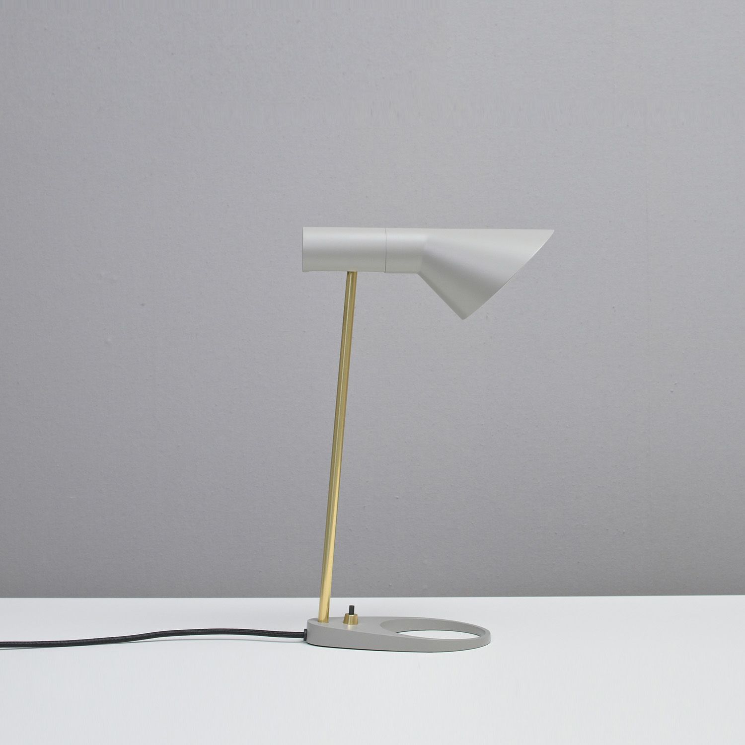 Louis Poulsen ルイスポールセン AJ Mini Table AJ ミニ テーブル テーブルランプ カラー：ブラック 真鍮ポリッシュ （無塗装） デザイン：アルネ・ヤコブセン