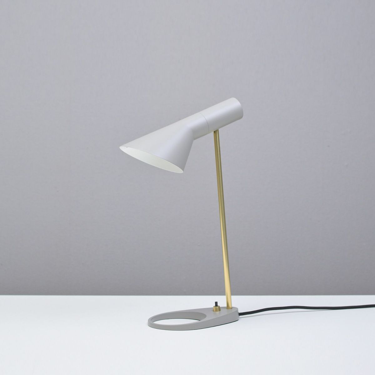 Louis Poulsen ルイスポールセン AJ Mini Table AJ ミニ テーブル テーブルランプ カラー：ウォーム・グレー 真鍮ポリッシュ （無塗装） デザイン：アルネ・ヤコブセン