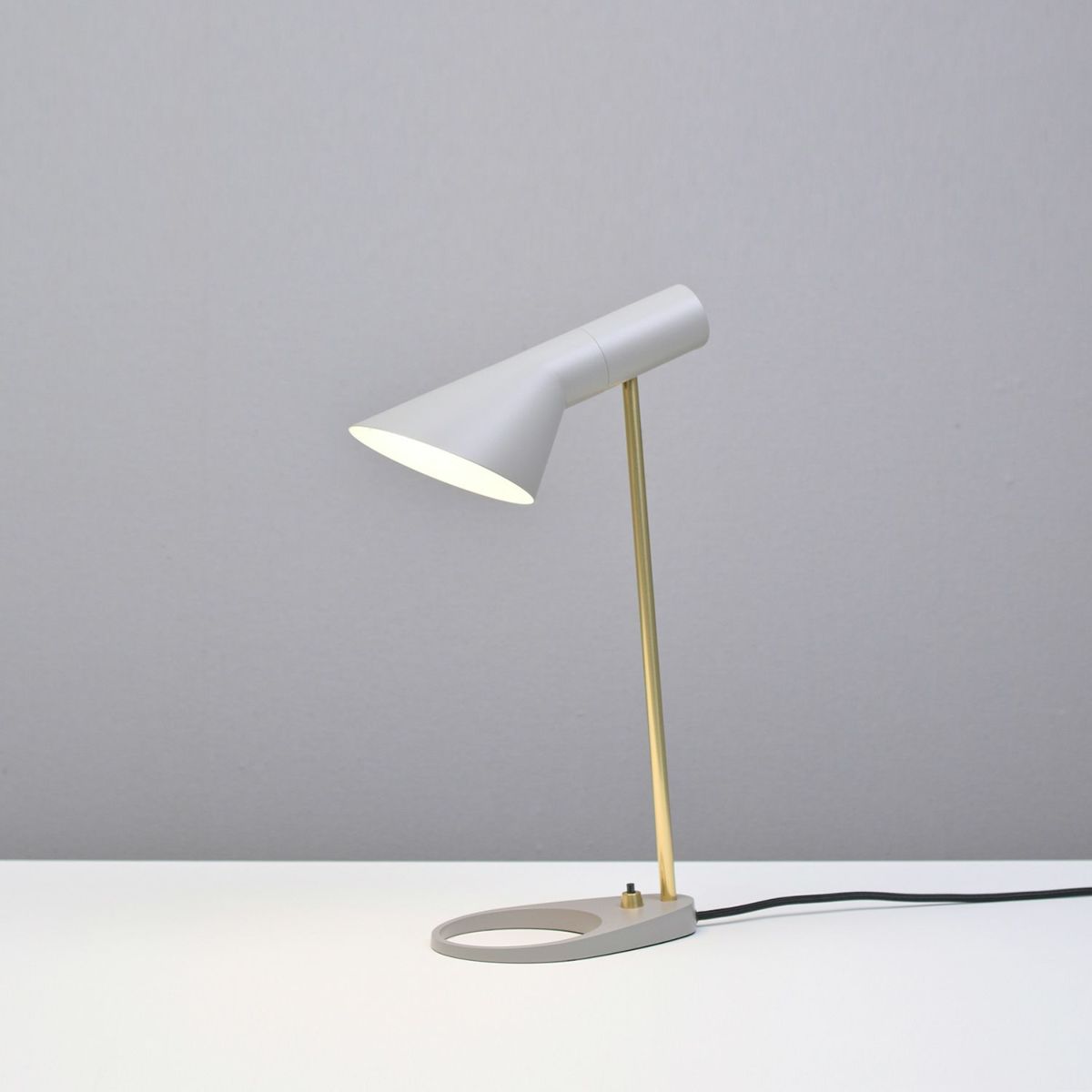 Louis Poulsen ルイスポールセン AJ Mini Table AJ ミニ テーブル テーブルランプ カラー：ウォーム・グレー 真鍮ポリッシュ （無塗装） デザイン：アルネ・ヤコブセン