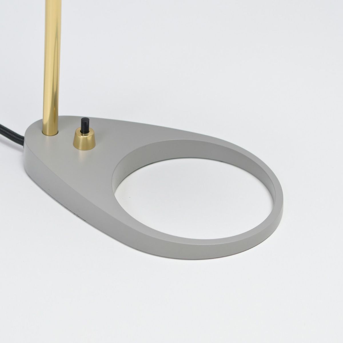 Louis Poulsen ルイスポールセン AJ Mini Table AJ ミニ テーブル テーブルランプ カラー：ウォーム・グレー 真鍮ポリッシュ （無塗装） デザイン：アルネ・ヤコブセン