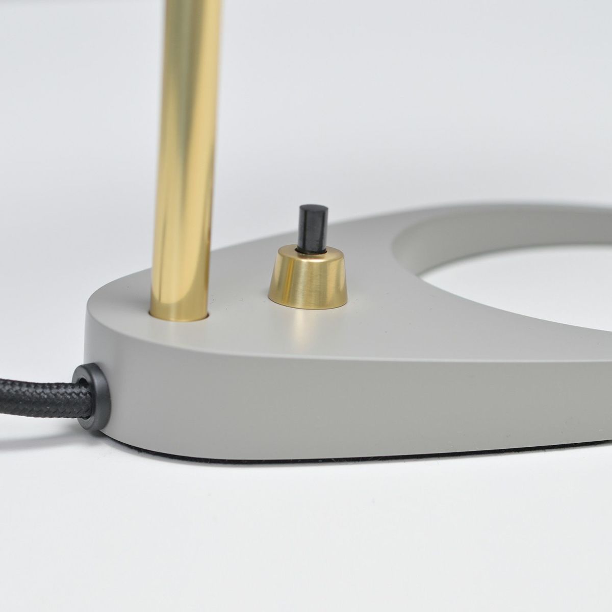 Louis Poulsen ルイスポールセン AJ Mini Table AJ ミニ テーブル テーブルランプ カラー：ウォーム・グレー 真鍮ポリッシュ （無塗装） デザイン：アルネ・ヤコブセン