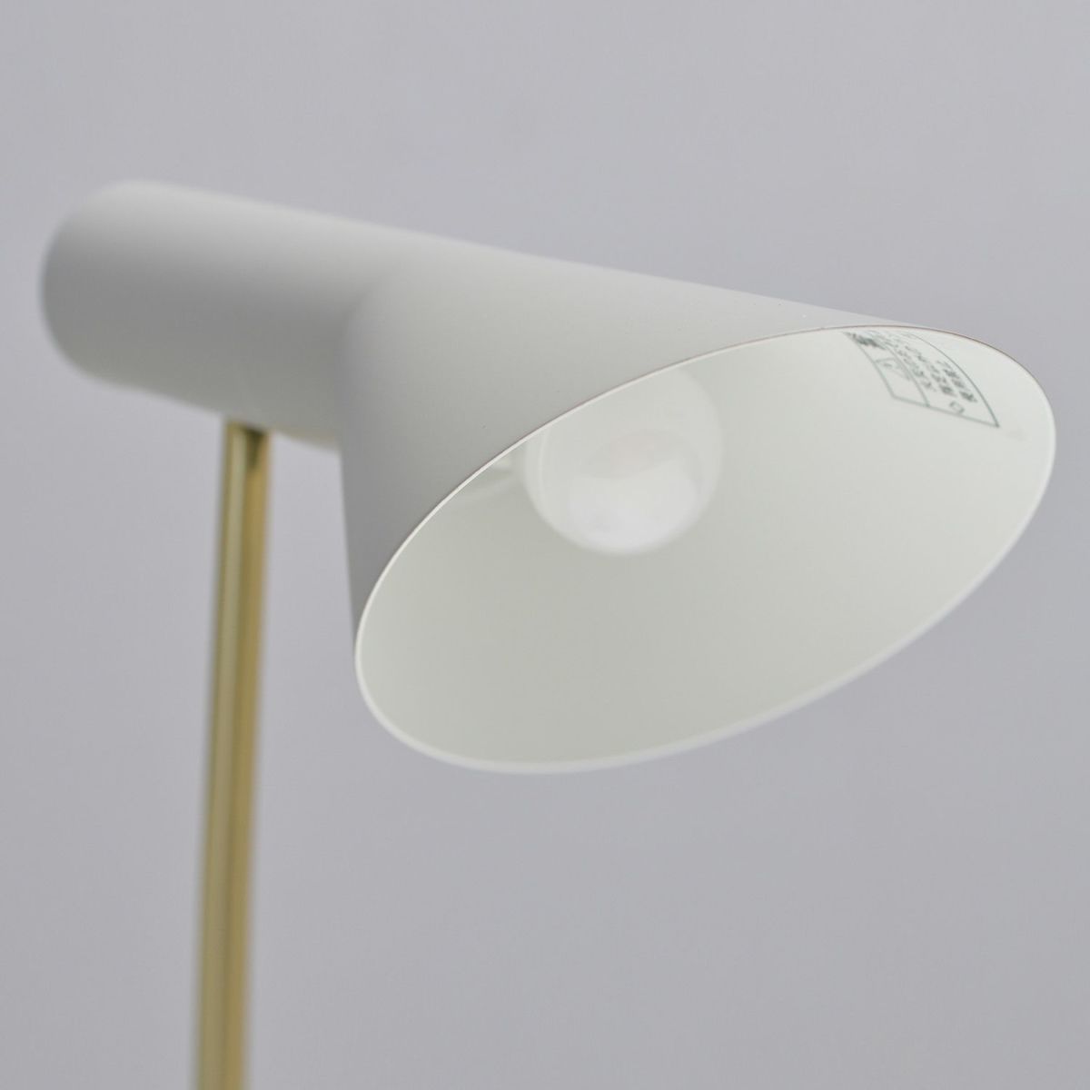 Louis Poulsen ルイスポールセン AJ Mini Table AJ ミニ テーブル テーブルランプ カラー：ウォーム・グレー 真鍮ポリッシュ （無塗装） デザイン：アルネ・ヤコブセン