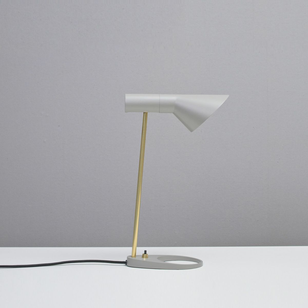 Louis Poulsen ルイスポールセン AJ Mini Table AJ ミニ テーブル テーブルランプ カラー：ウォーム・グレー 真鍮ポリッシュ （無塗装） デザイン：アルネ・ヤコブセン