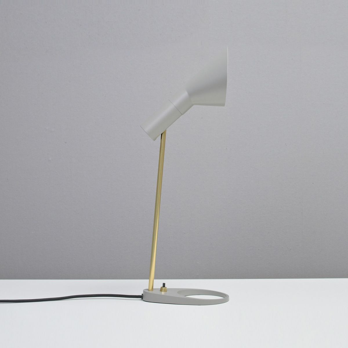 Louis Poulsen ルイスポールセン AJ Mini Table AJ ミニ テーブル テーブルランプ カラー：ウォーム・グレー 真鍮ポリッシュ （無塗装） デザイン：アルネ・ヤコブセン