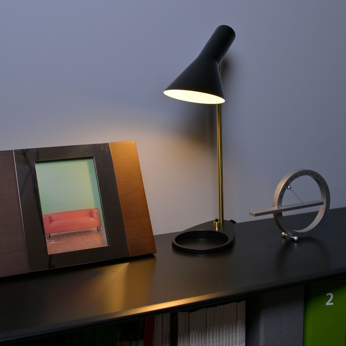 Louis Poulsen ルイスポールセン AJ Mini Table AJ ミニ テーブル テーブルランプ カラー：ウォーム・グレー 真鍮ポリッシュ （無塗装） デザイン：アルネ・ヤコブセン