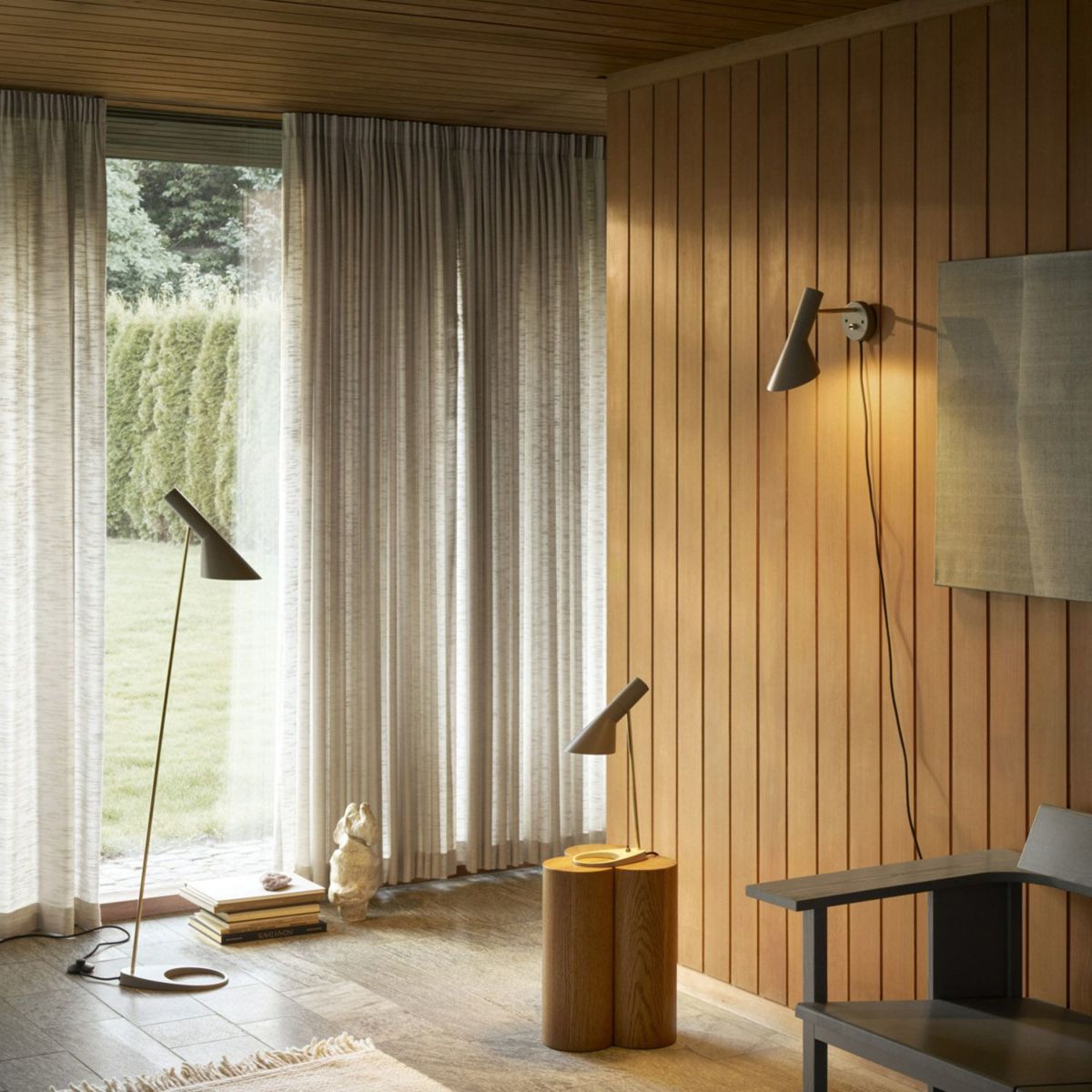 Louis Poulsen ルイスポールセン AJ Mini Table AJ ミニ テーブル テーブルランプ カラー：ウォーム・グレー 真鍮ポリッシュ （無塗装） デザイン：アルネ・ヤコブセン