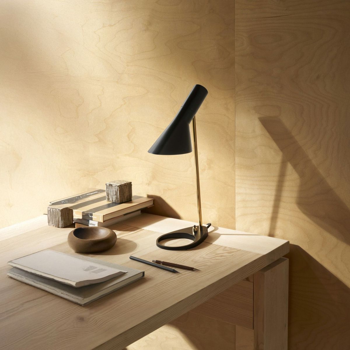 Louis Poulsen ルイスポールセン AJ Mini Table AJ ミニ テーブル テーブルランプ カラー：ウォーム・グレー 真鍮ポリッシュ （無塗装） デザイン：アルネ・ヤコブセン