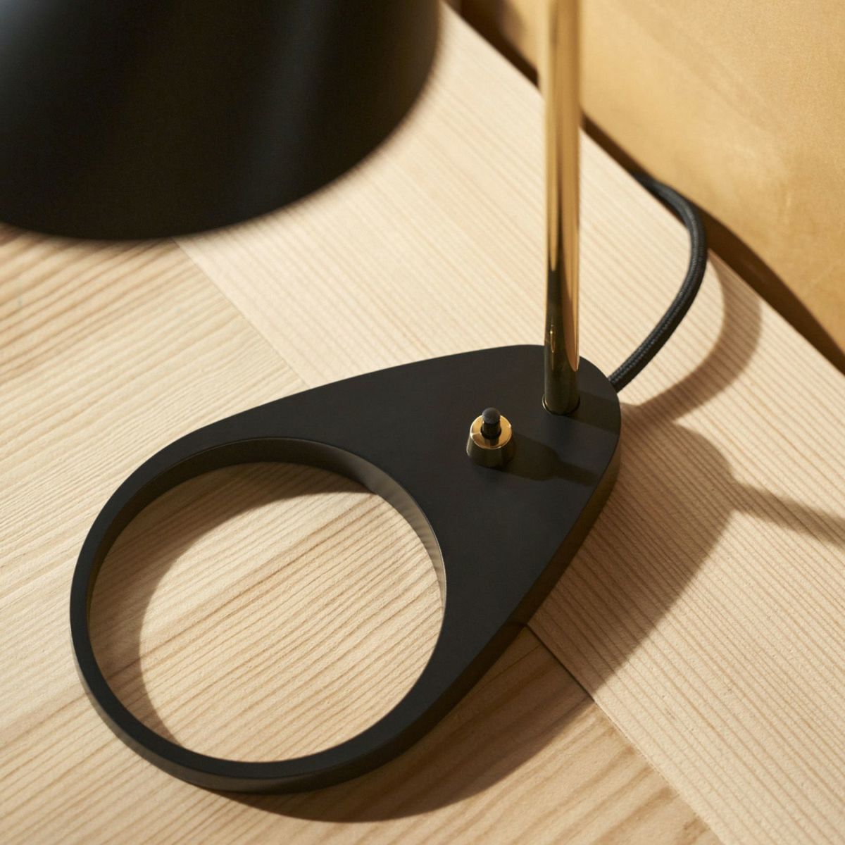 Louis Poulsen ルイスポールセン AJ Mini Table AJ ミニ テーブル テーブルランプ カラー：ウォーム・グレー 真鍮ポリッシュ （無塗装） デザイン：アルネ・ヤコブセン