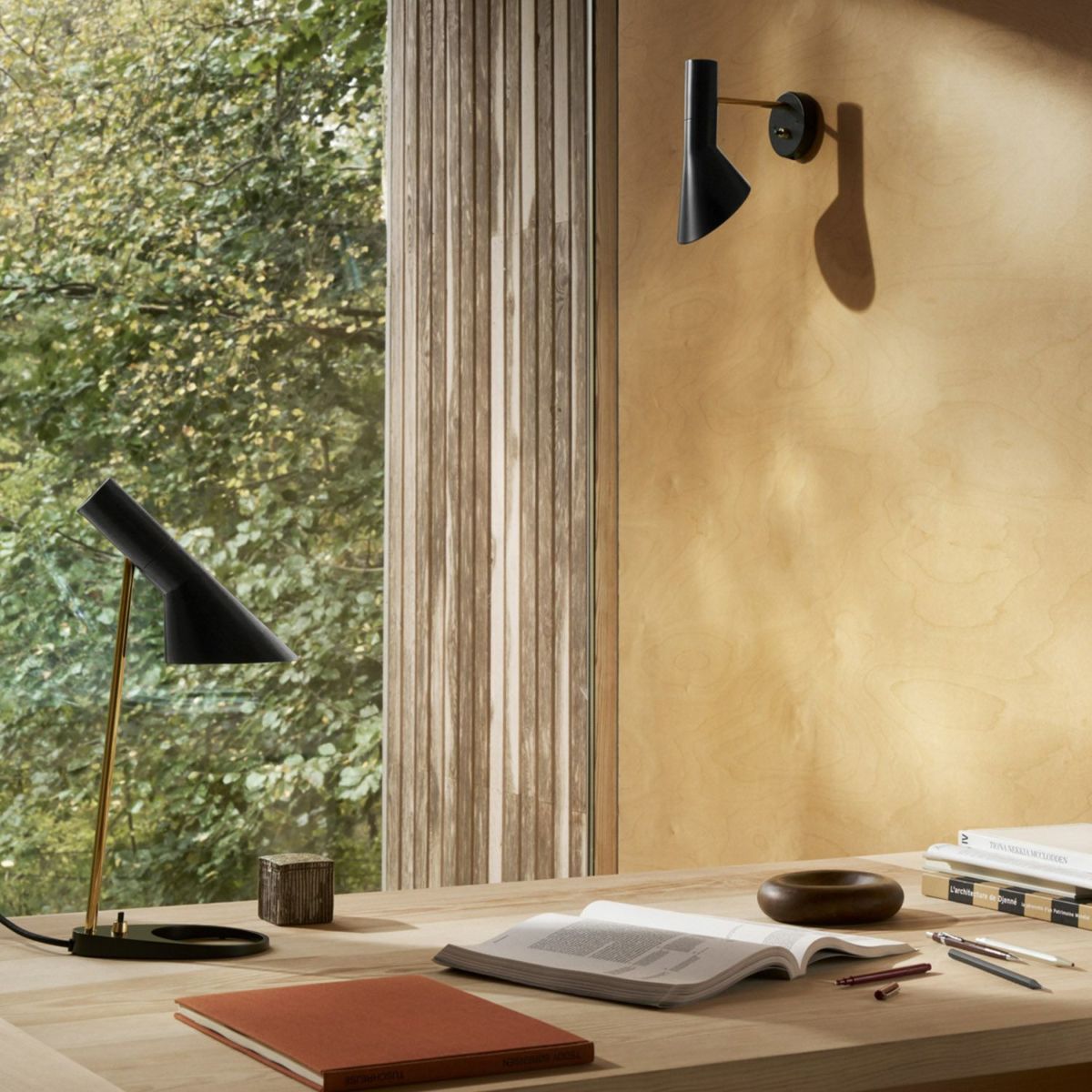 Louis Poulsen ルイスポールセン AJ Mini Table AJ ミニ テーブル テーブルランプ カラー：ウォーム・グレー 真鍮ポリッシュ （無塗装） デザイン：アルネ・ヤコブセン