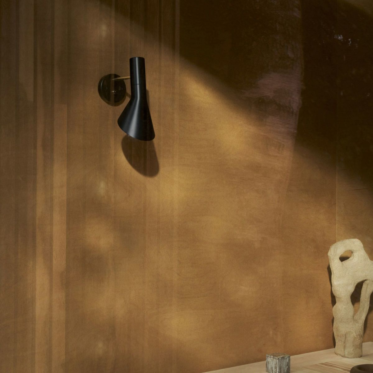 Louis Poulsen ルイスポールセン AJ Wall AJ ウォール カラー：ブラック 真鍮ポリッシュ （無塗装） デザイン：アルネ・ヤコブセン