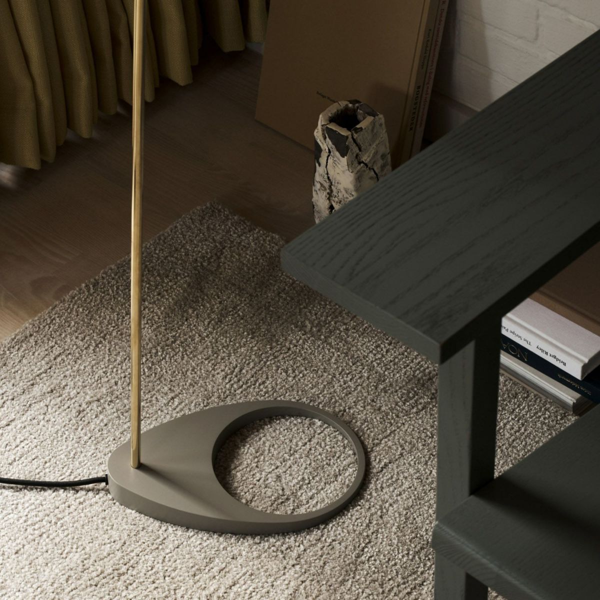 Louis Poulsen ルイスポールセン AJ Floor AJ フロア カラー：ブラック 真鍮ポリッシュ （無塗装） デザイン：アルネ・ヤコブセン