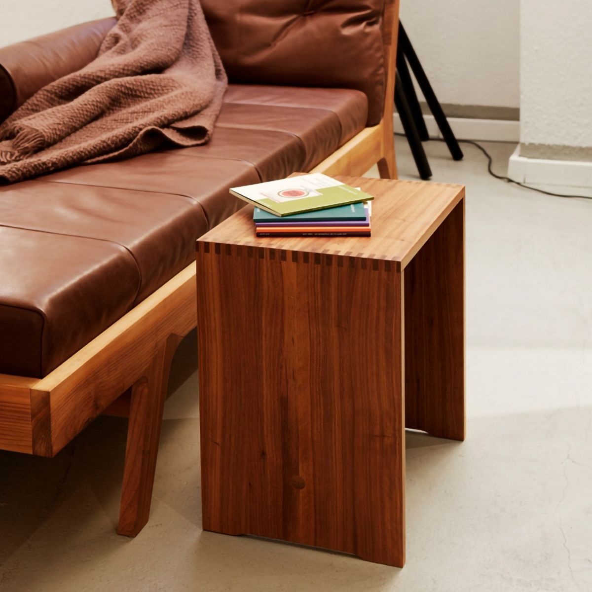 wb form ヴェービーフォーム Ulm Stool ウルム スツール サイドテーブル チェア スプルース カラー：ウォルナット デザイン：マックス・ビル