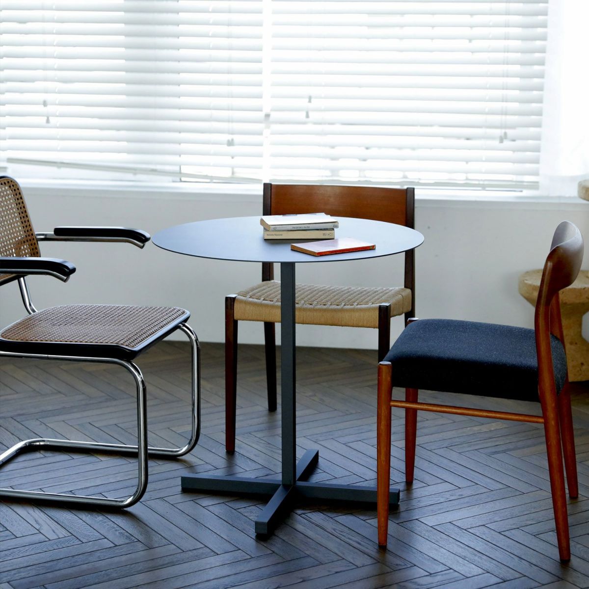 DUENDE デュエンデ SOLID STEEL DINER TABLE ROUND ソリッドスチールダイナーテーブル ラウンド DU330 カラー：ダークグレー デザイン：PERMANENT31