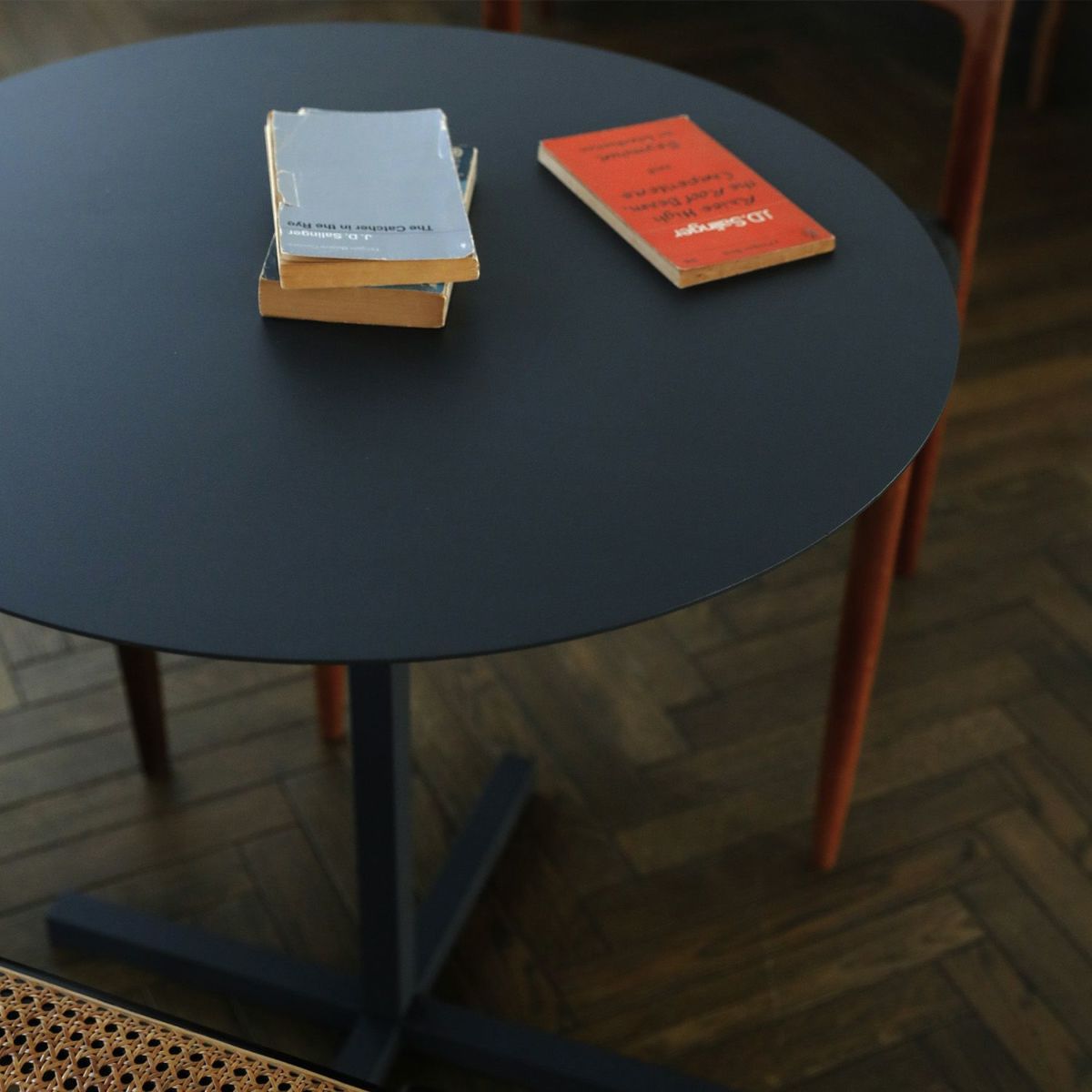 DUENDE デュエンデ SOLID STEEL DINER TABLE ROUND ソリッドスチールダイナーテーブル ラウンド DU330 カラー：ダークグレー デザイン：PERMANENT31