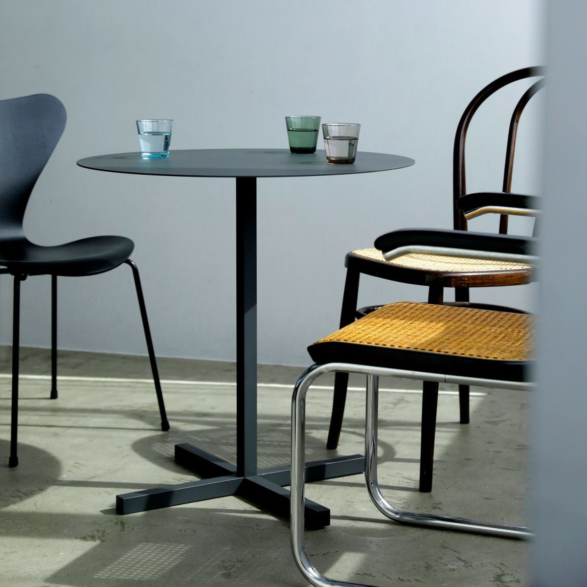 DUENDE デュエンデ SOLID STEEL DINER TABLE ROUND ソリッドスチールダイナーテーブル ラウンド DU330 カラー：ダークグレー デザイン：PERMANENT31