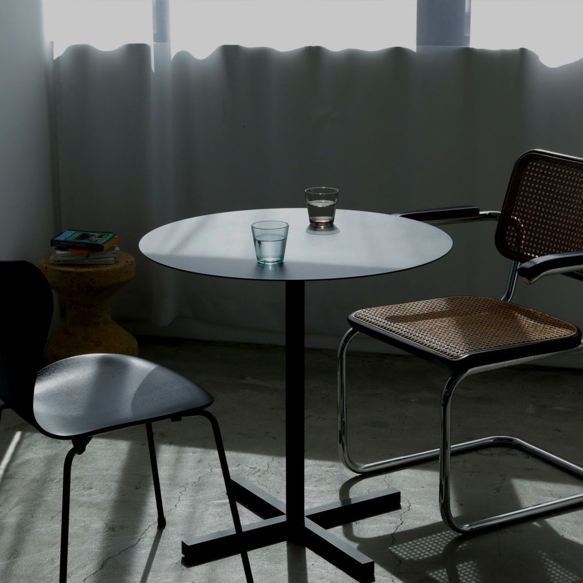 DUENDE デュエンデ SOLID STEEL DINER TABLE ROUND ソリッドスチールダイナーテーブル ラウンド DU330 カラー：ダークグレー デザイン：PERMANENT31