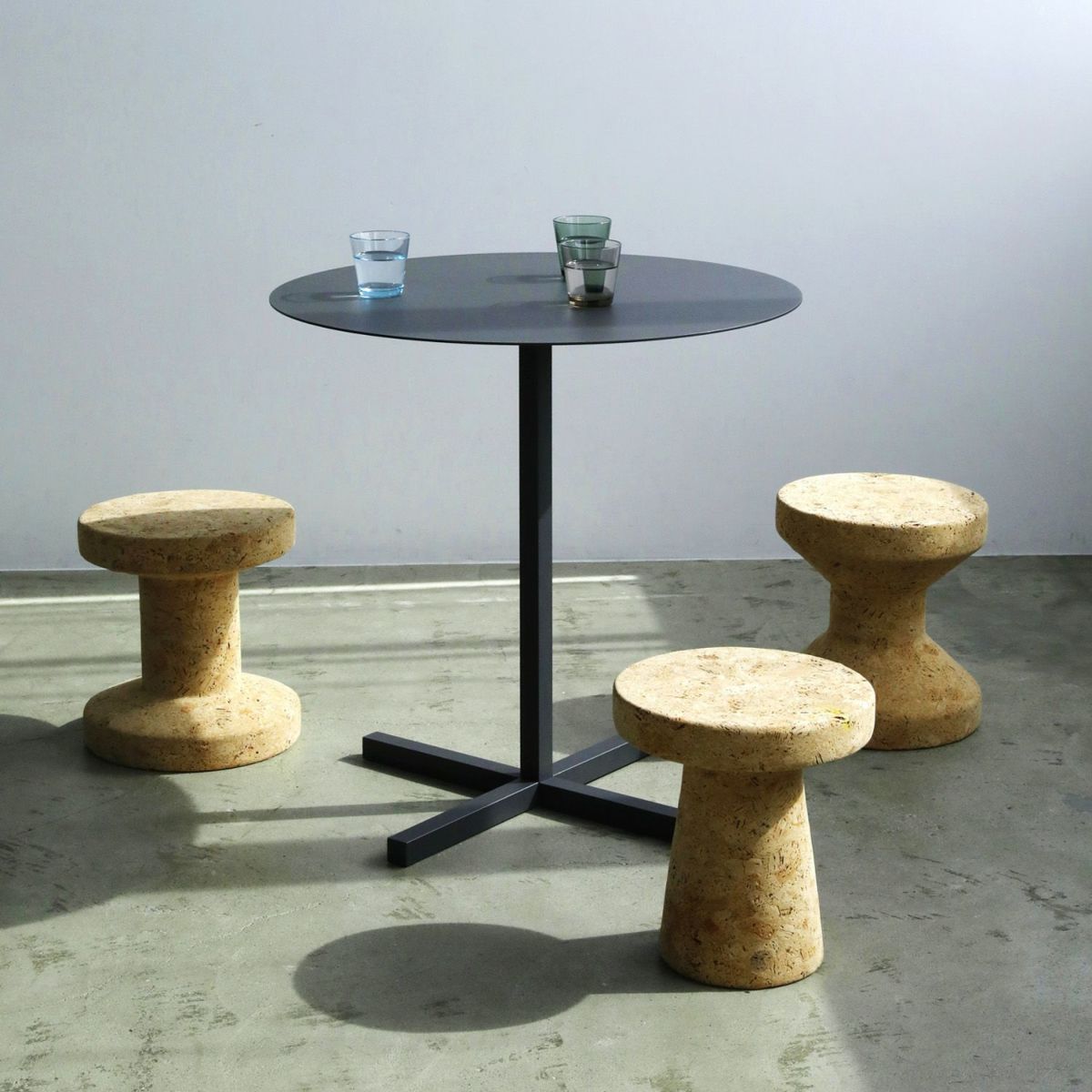 DUENDE デュエンデ SOLID STEEL DINER TABLE ROUND ソリッドスチールダイナーテーブル ラウンド DU330 カラー：ダークグレー デザイン：PERMANENT31