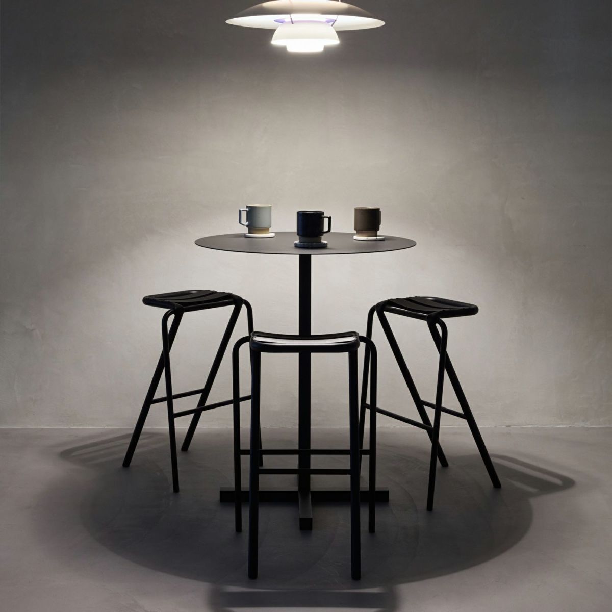 DUENDE デュエンデ SOLID STEEL HIGH DINER TABLE ROUND ソリッドスチールハイダイナーテーブル ラウンド DU0332 カラー：ダークグレー デザイン：PERMANENT31