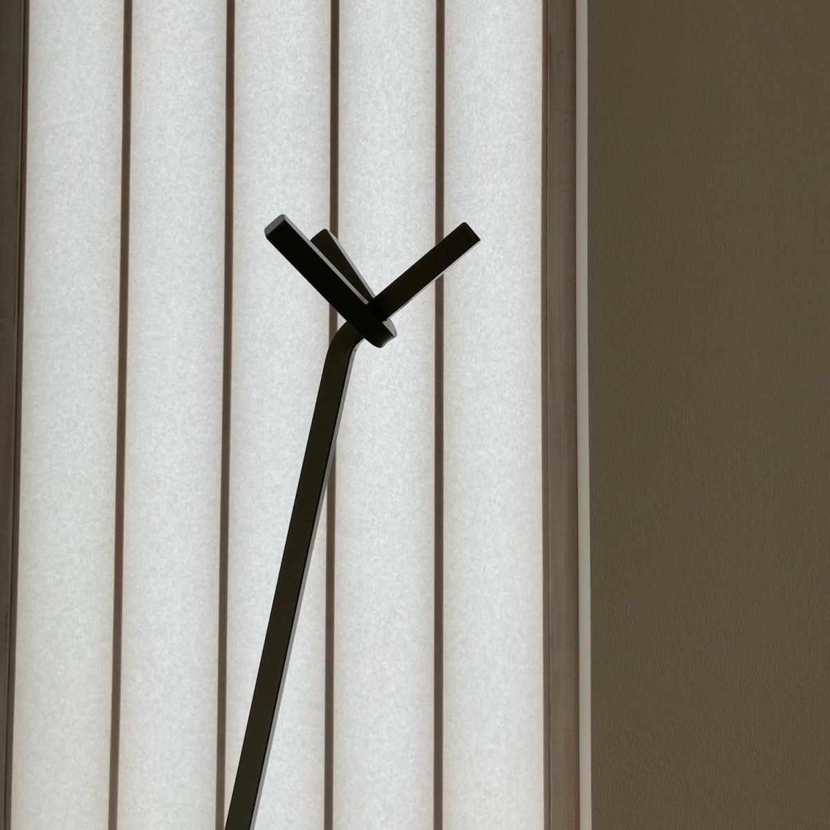 DUENDE デュエンデ UNO HANGER ウノ ハンガー DU0323 カラー：2色 デザイン：芦沢 啓治