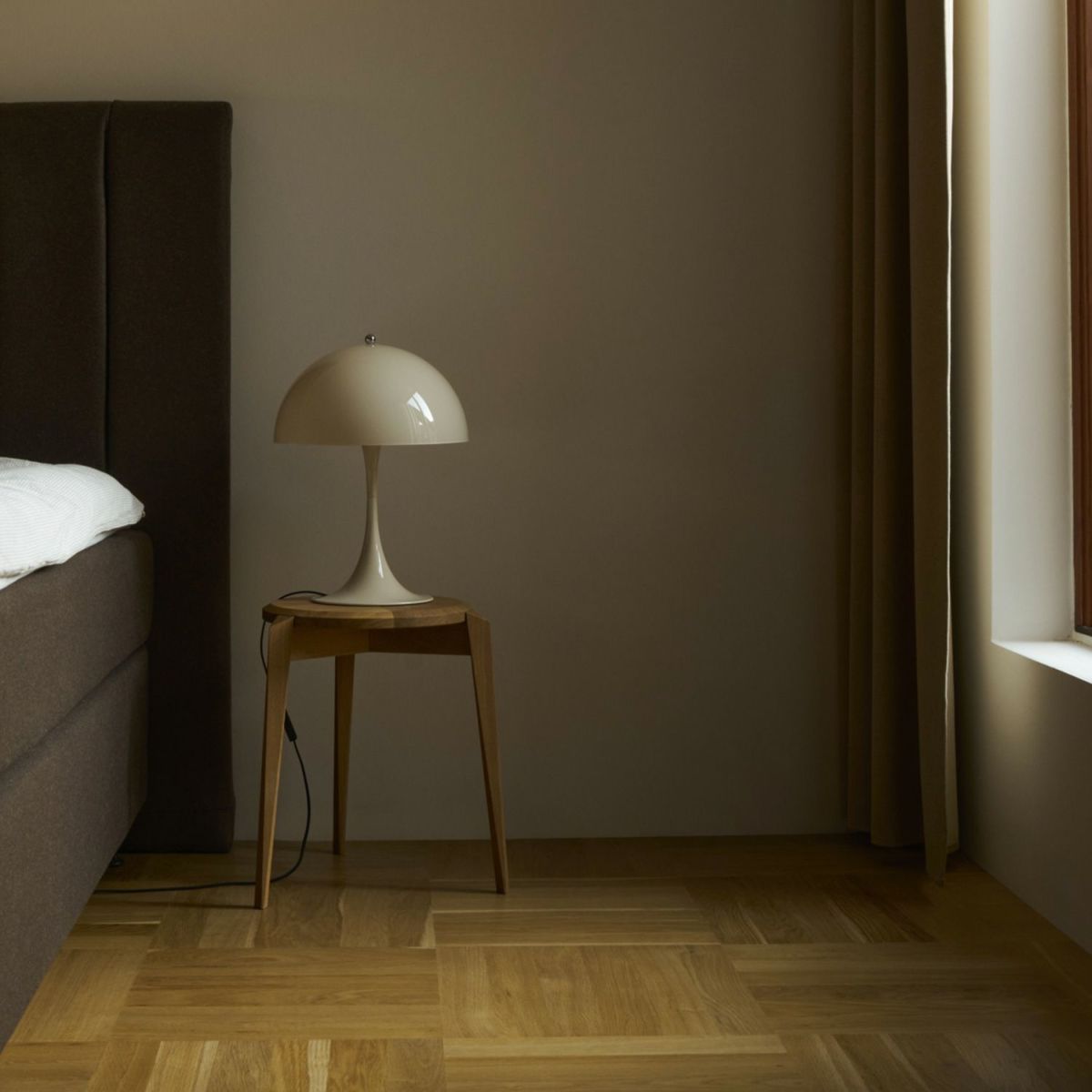 Louis Poulsen ルイスポールセン Panthella 320 Table パンテラ 320 テーブル テーブルランプ カラー：オパール・ベージュ デザイン：ヴェルナー・パントン