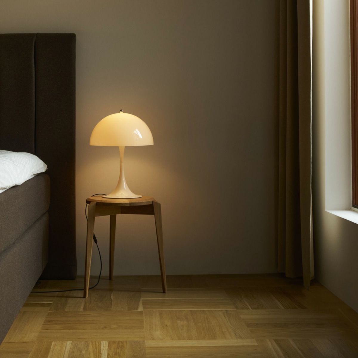 Louis Poulsen ルイスポールセン Panthella 320 Table パンテラ 320 テーブル テーブルランプ カラー：オパール・ベージュ デザイン：ヴェルナー・パントン