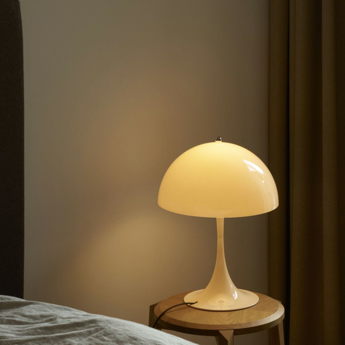 Louis Poulsen ルイスポールセン Panthella 320 Table パンテラ 320 テーブル テーブルランプ カラー：オパール・ベージュ デザイン：ヴェルナー・パントン